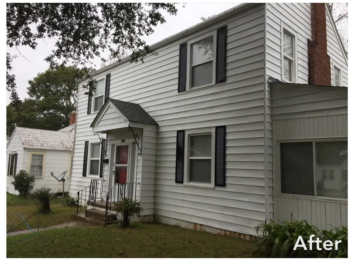 Bright, restored vinyl siding after soft-wash cleaning